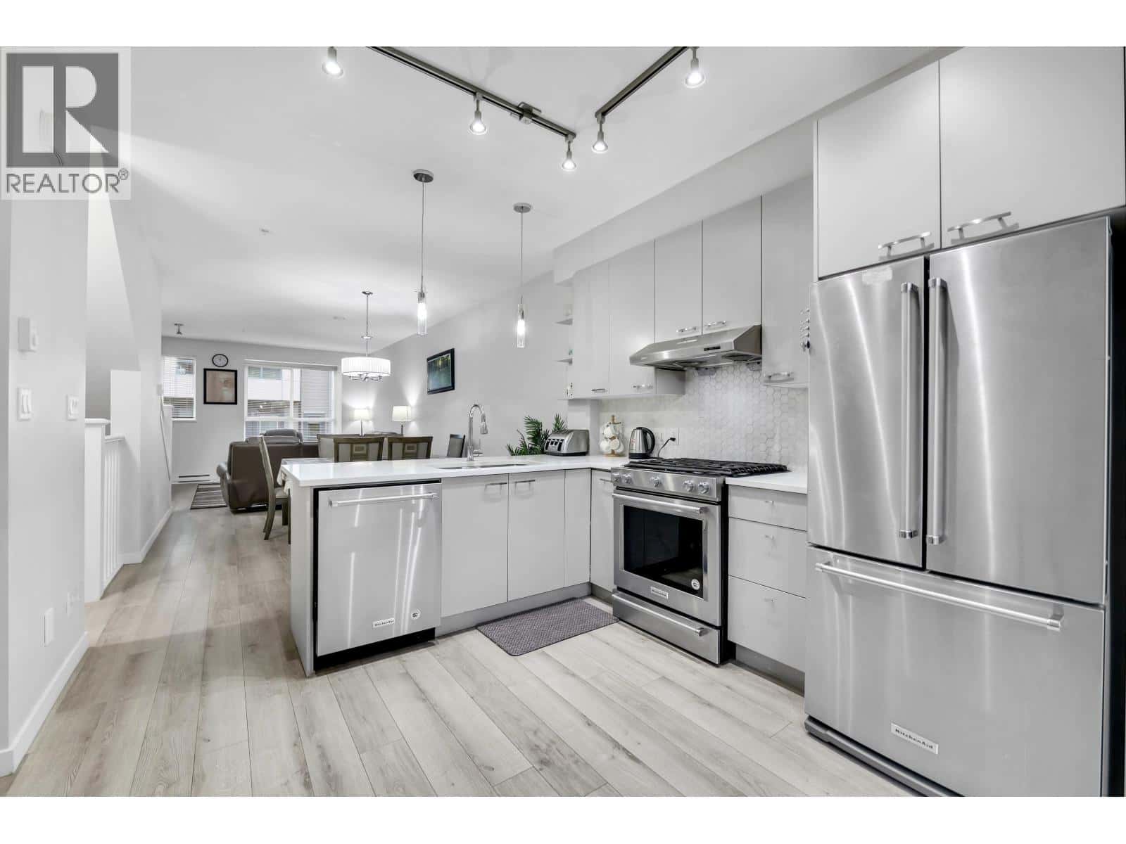 38358 SUMMITS VIEW DRIVE — Squamish - Photo 2 of 10