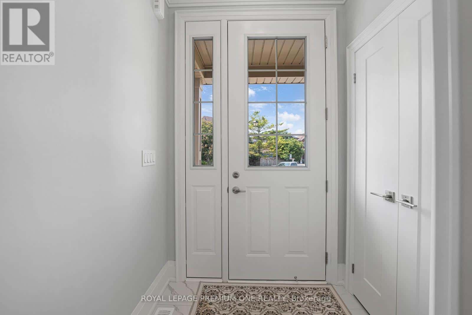 12 JACK KENNY COURT — Caledon (Bolton West) - Photo 2 of 50