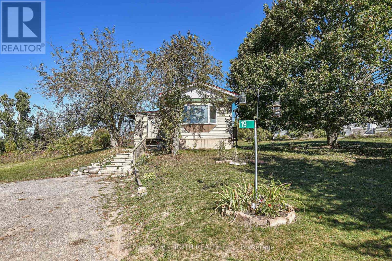 19 CLAREMONT CRESCENT — Oro-Medonte - Photo 2 of 36