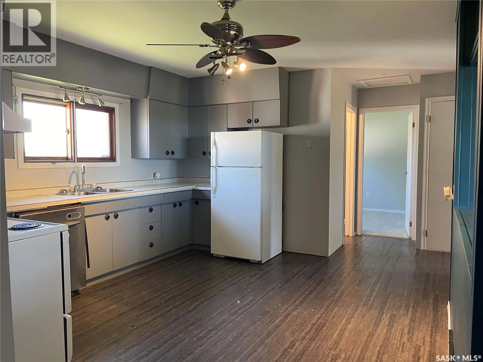 196 3rd STREET W — Pierceland - Photo 2 of 19