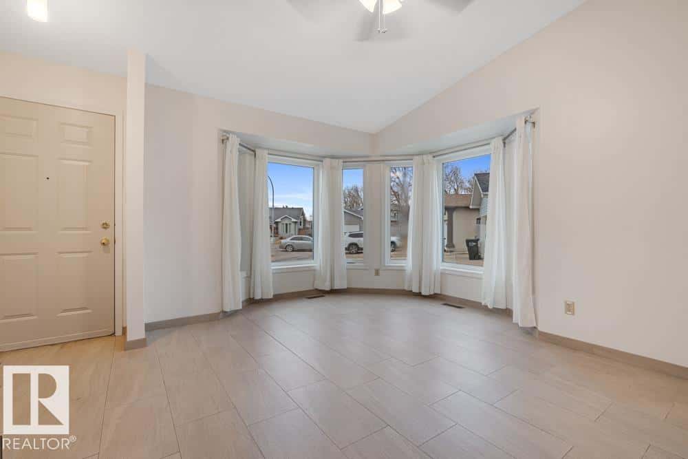 7344 190A ST NW — Edmonton - Photo 4 of 40