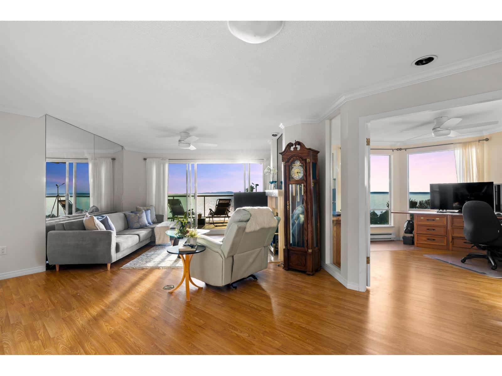 402 15025 VICTORIA AVENUE — White Rock - Photo 4 of 24