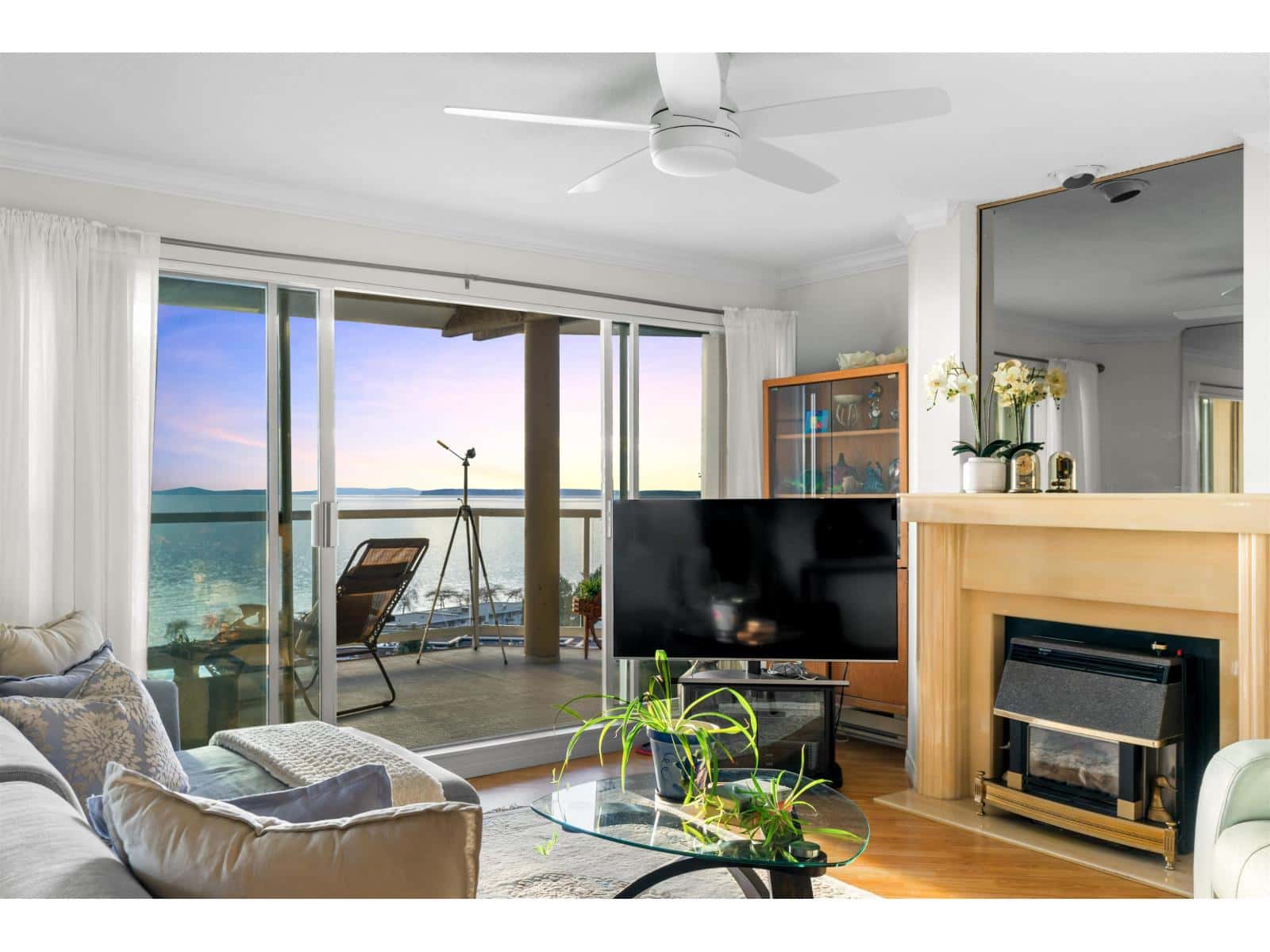 402 15025 VICTORIA AVENUE — White Rock - Photo 3 of 24