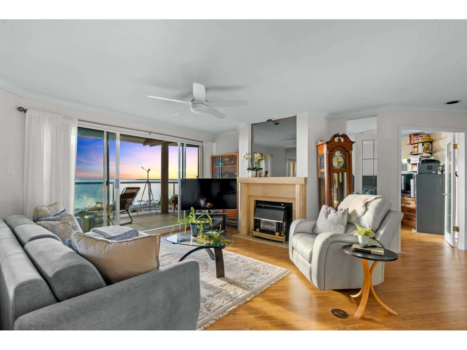 402 15025 VICTORIA AVENUE — White Rock - Photo 2 of 24