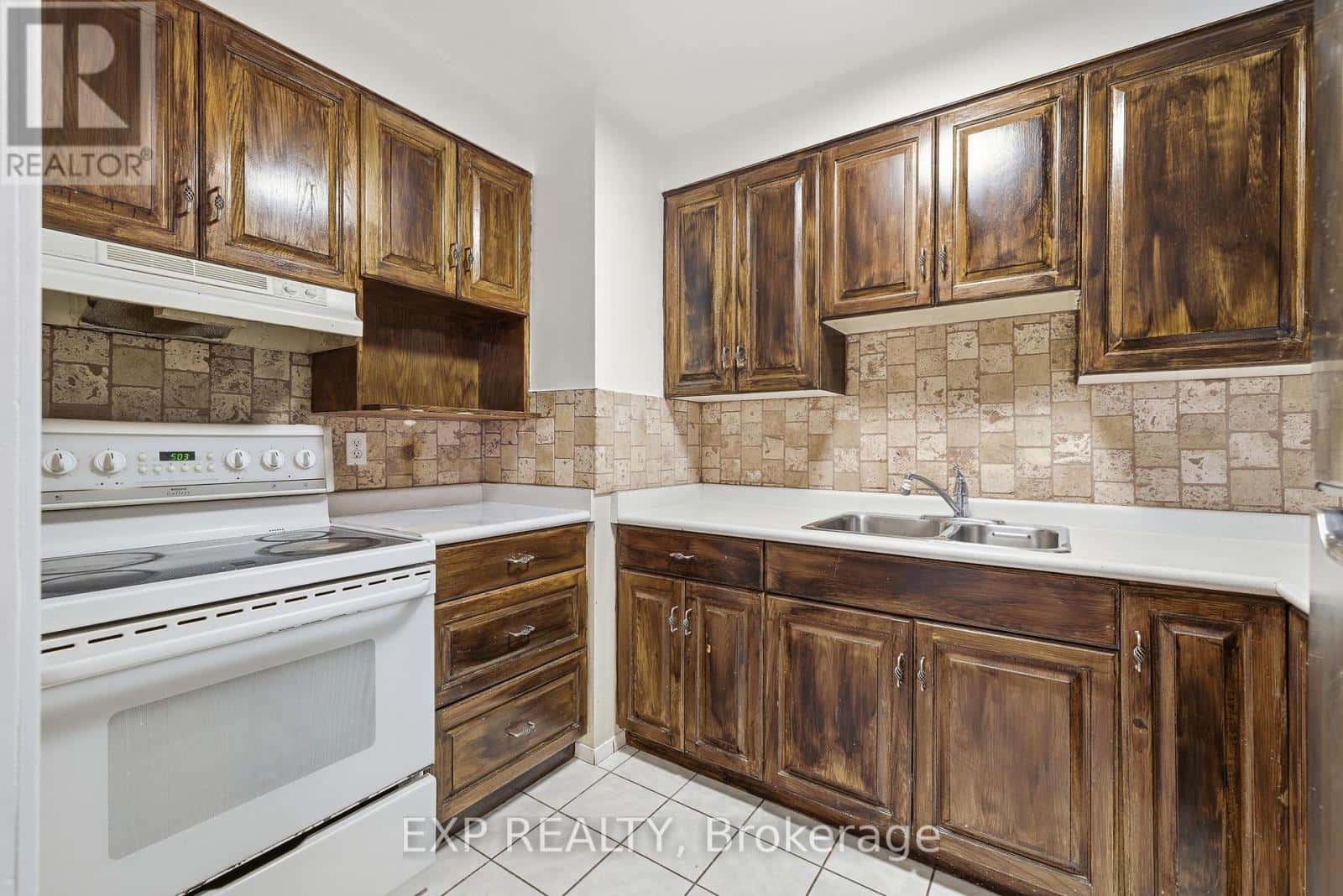 103 - 10 AJAX STREET — Guelph (Junction/Onward Willow) - Photo 4 of 27