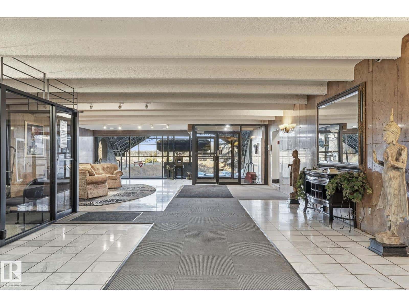 , Edmonton, — Edmonton - Photo 4 of 35