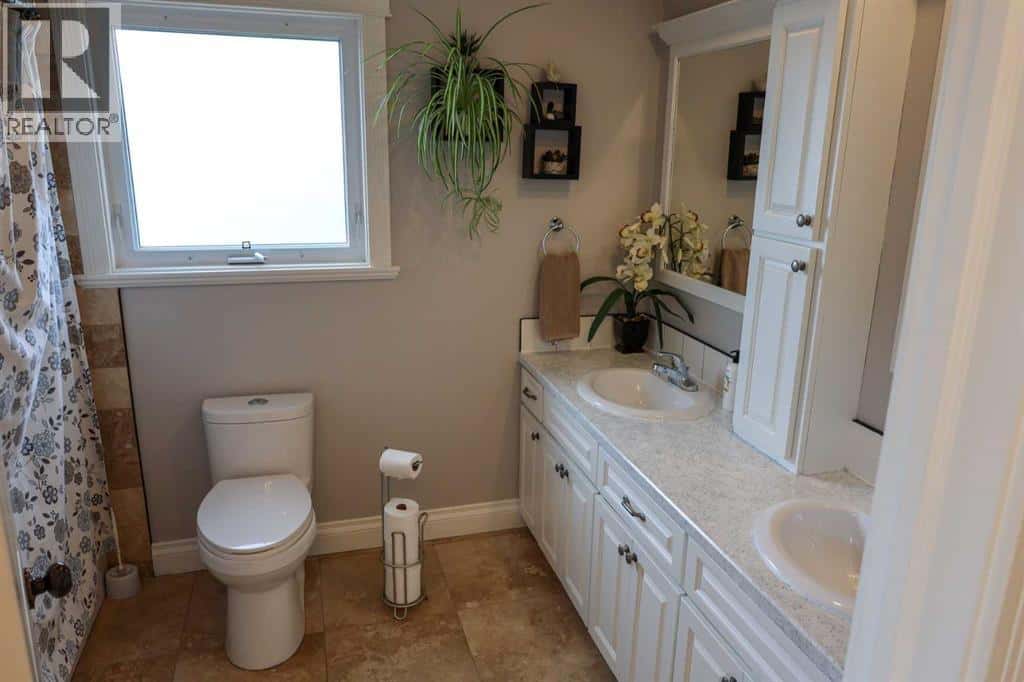 105039 RGE Road 212a — Picture Butte, Alberta - Photo 5 of 29