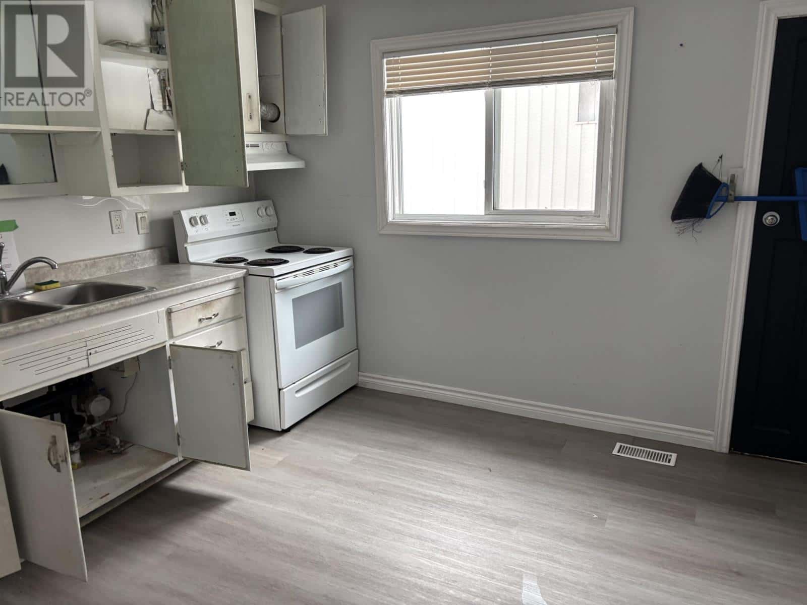 254 Goulais AVE — Sault Ste. Marie, Ontario - Photo 5 of 10