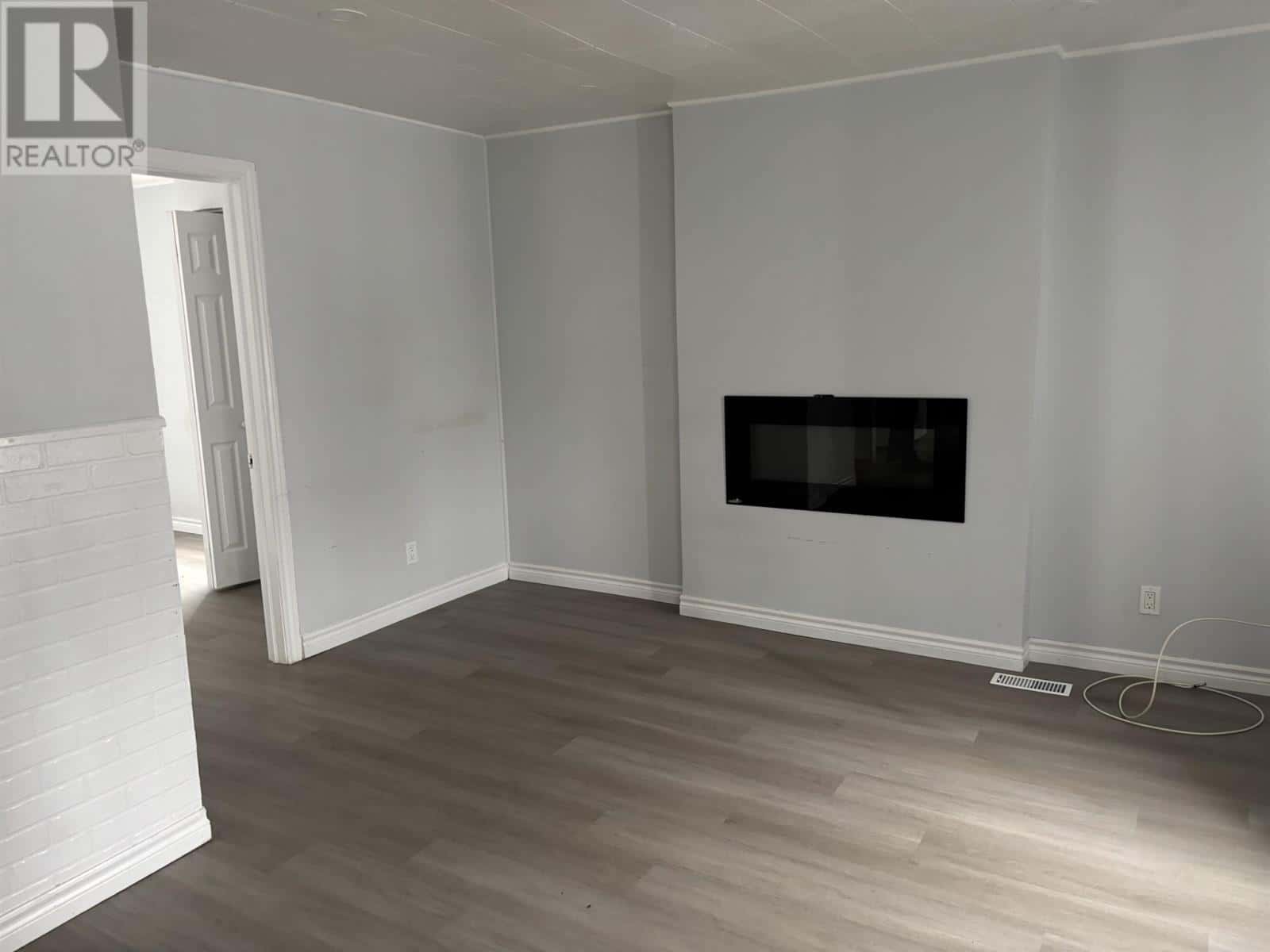 254 Goulais AVE — Sault Ste. Marie, Ontario - Photo 3 of 10