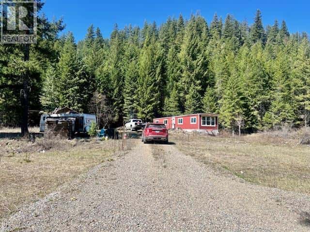 6914 95 Highway — Kingsgate, British Columbia - Photo 4 of 39