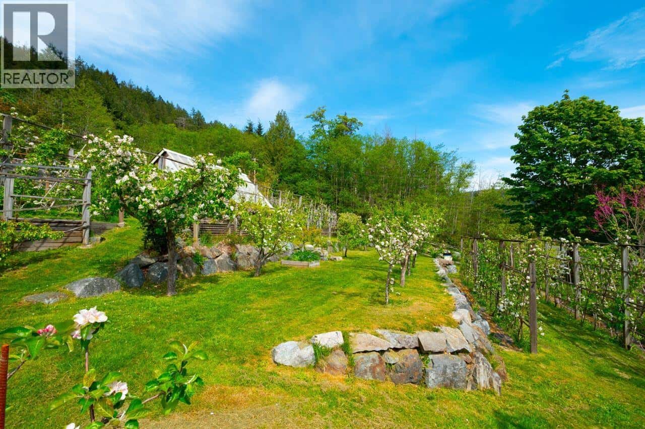 620 LAURA ROAD — Bowen Island, British Columbia - Photo 3 of 40