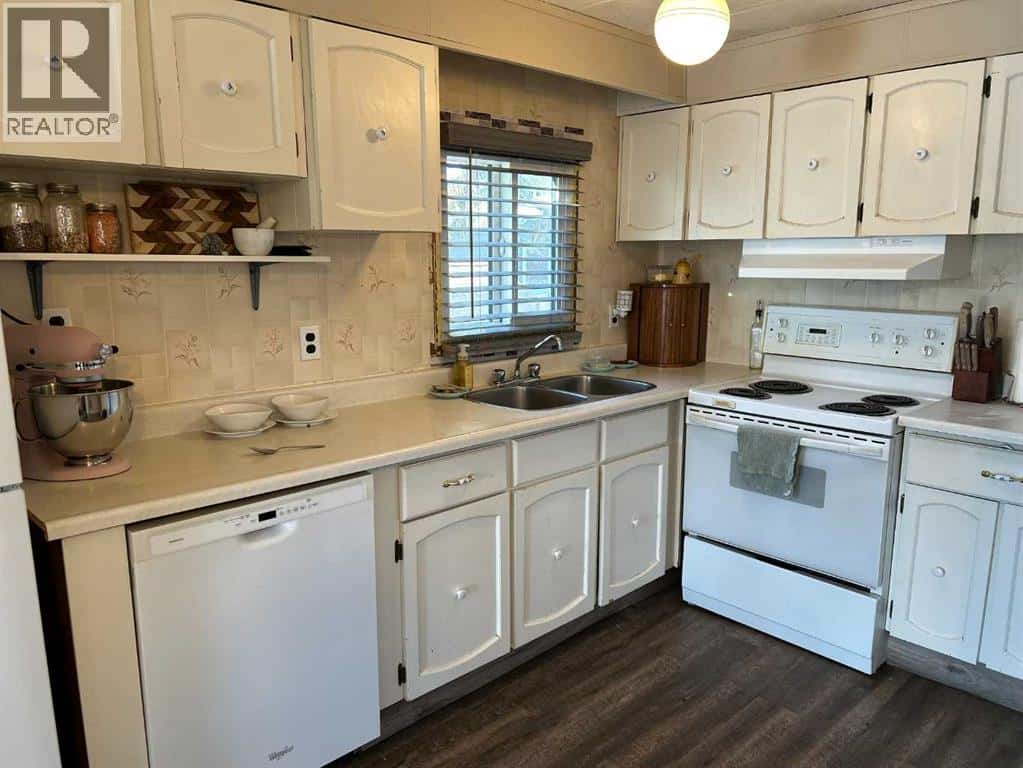 4942 43 Street — Vermilion, Alberta - Photo 2 of 39