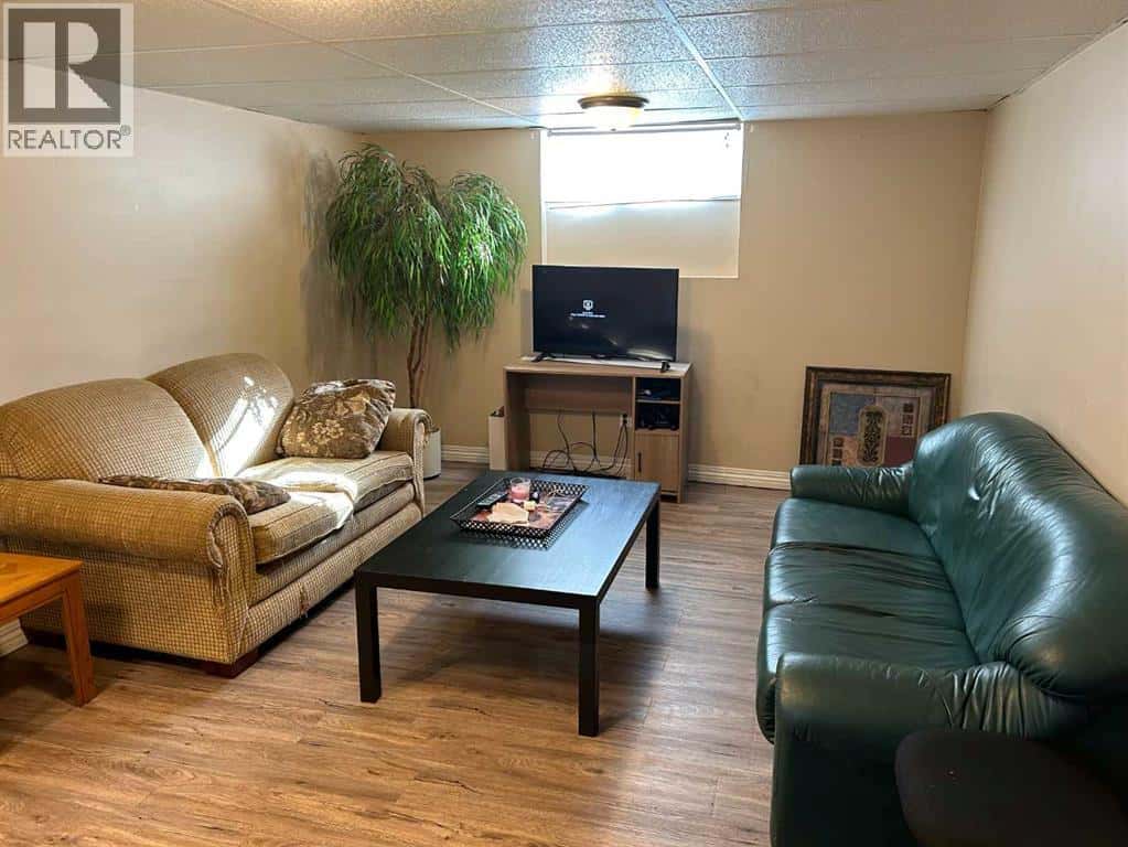 4942 43 Street — Vermilion, Alberta - Photo 5 of 39