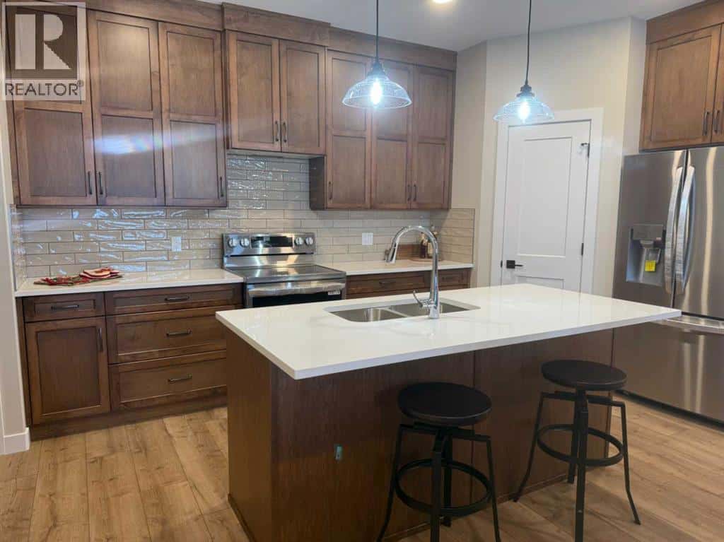 171 Parkview Crescent W — Bow Island, Alberta - Photo 2 of 37