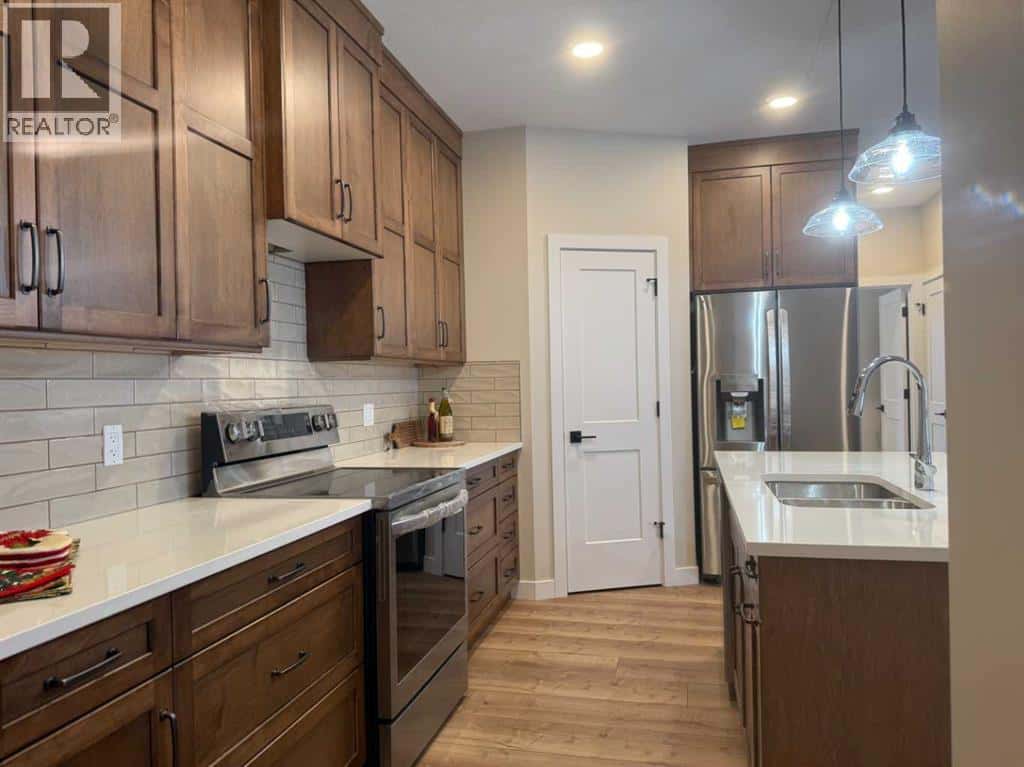 171 Parkview Crescent W — Bow Island, Alberta - Photo 3 of 37