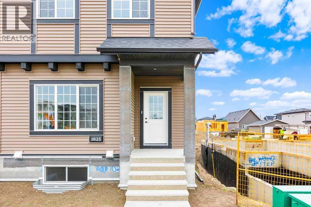 1025 Reynolds Crescent SW — Airdrie, Alberta - Photo 2 of 27