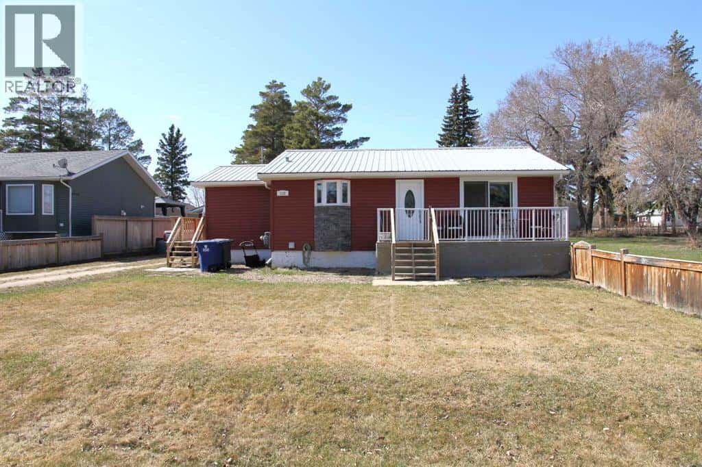 112 3 Street E — Maidstone, Saskatchewan - Photo 2 of 31