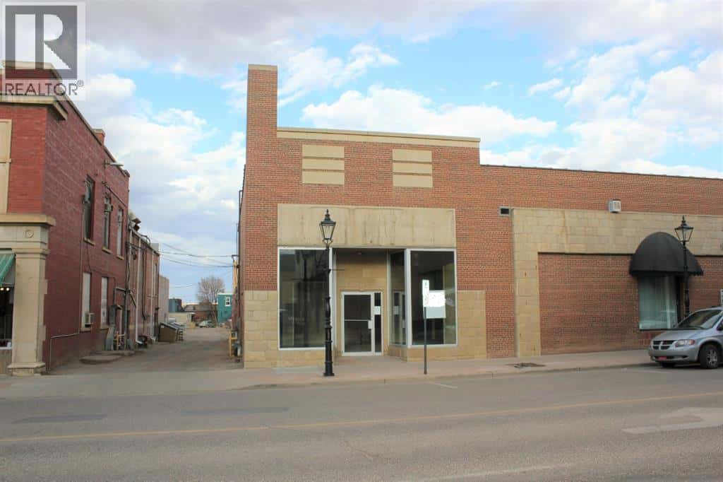 602 3 Street SE — Medicine Hat, Alberta - Photo 3 of 4