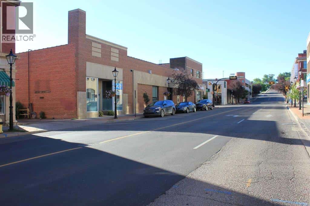 602 3 Street SE — Medicine Hat, Alberta - Photo 4 of 4