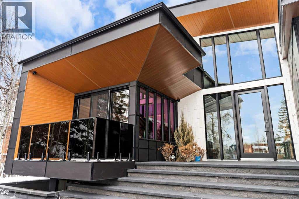 1016 Beverley Boulevard SW — Calgary, Alberta - Photo 4 of 46