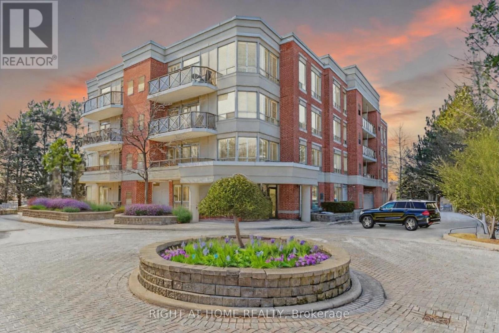 801, Lawrence, #208, Toronto (Banbury-Don Mills), Ontario, M3C3W2