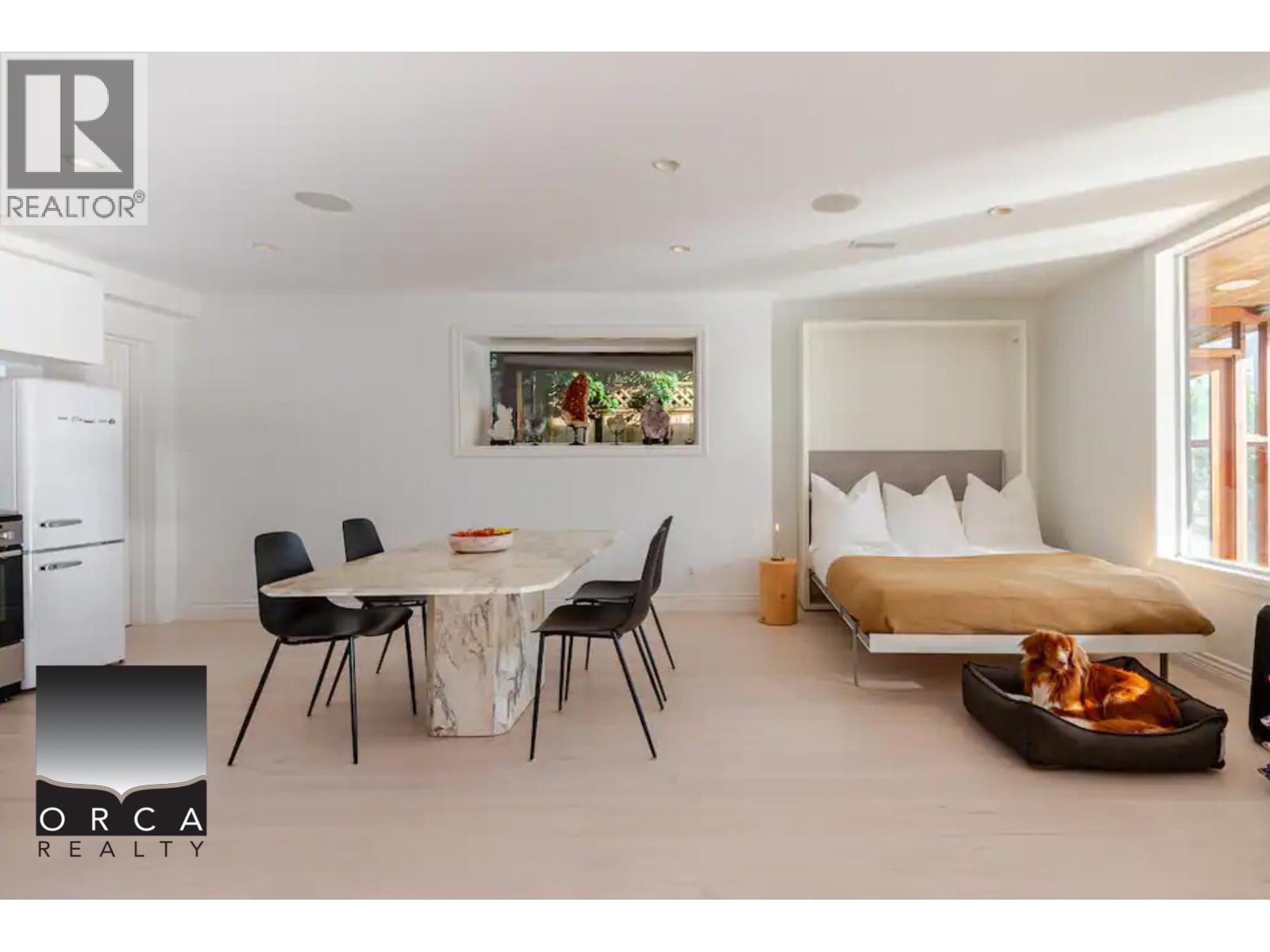 4725, STRATHCONA, #TOP LEVELS, North Vancouver, British Columbia, V7G1G9