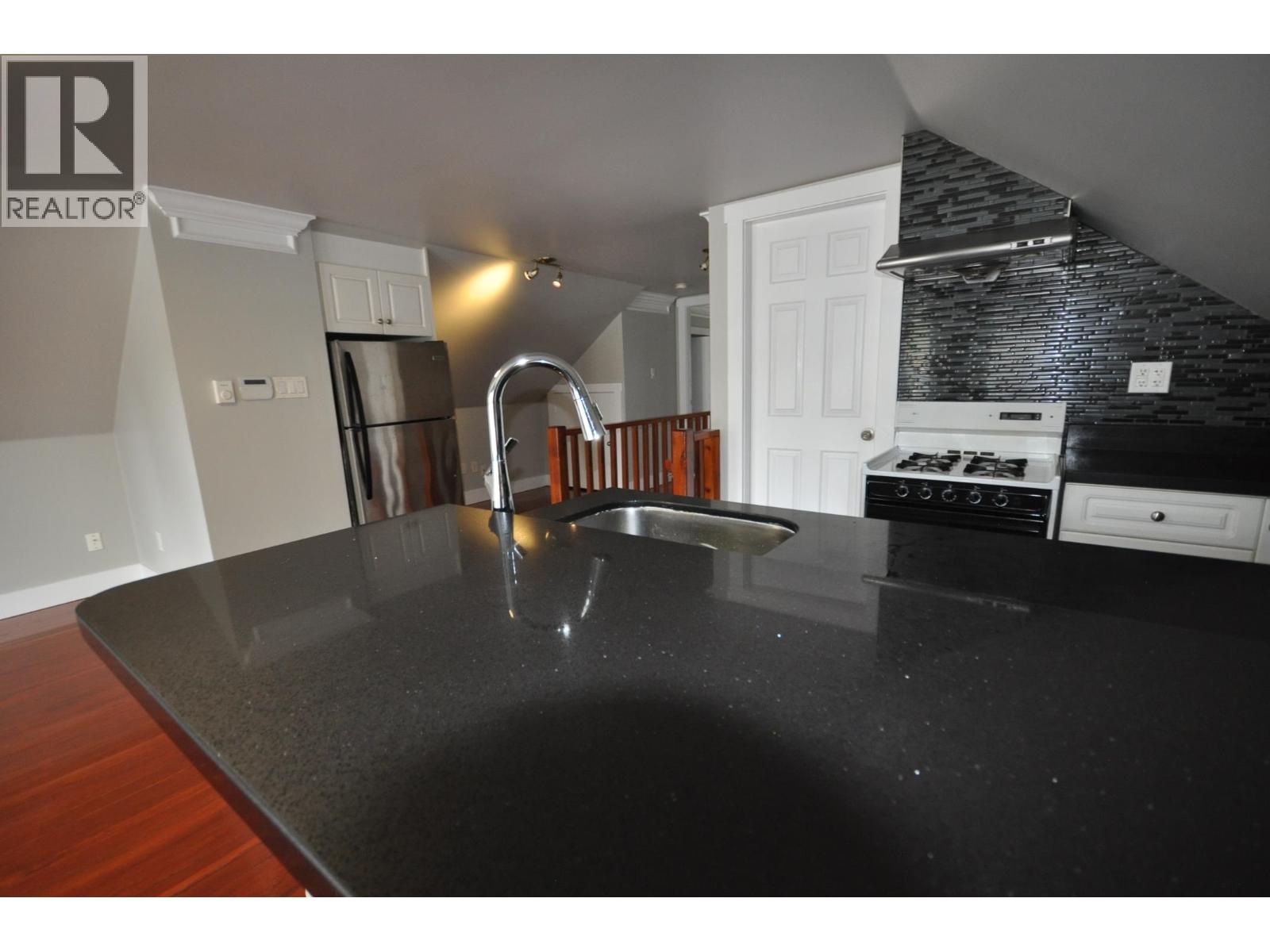 7505, KINGSWAY, Burnaby, British Columbia, V3N3C1